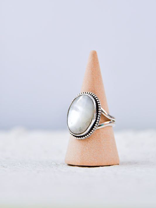 Mother of Pearl Ring (7.5)